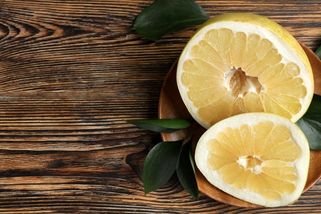 Jak jíst pomelo? Na internetu se rozšířil virální trik, jak ho jednoduše nakrájet a oloupat